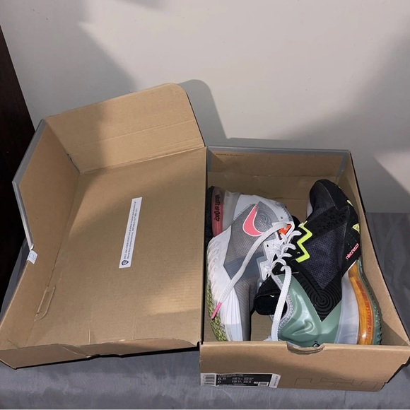 Nike LeBron XVIII 18 Low Space Jam Bugs vs Marvin Grey CV7562-005 Men's Size 6.5 - Picture 8 of 10